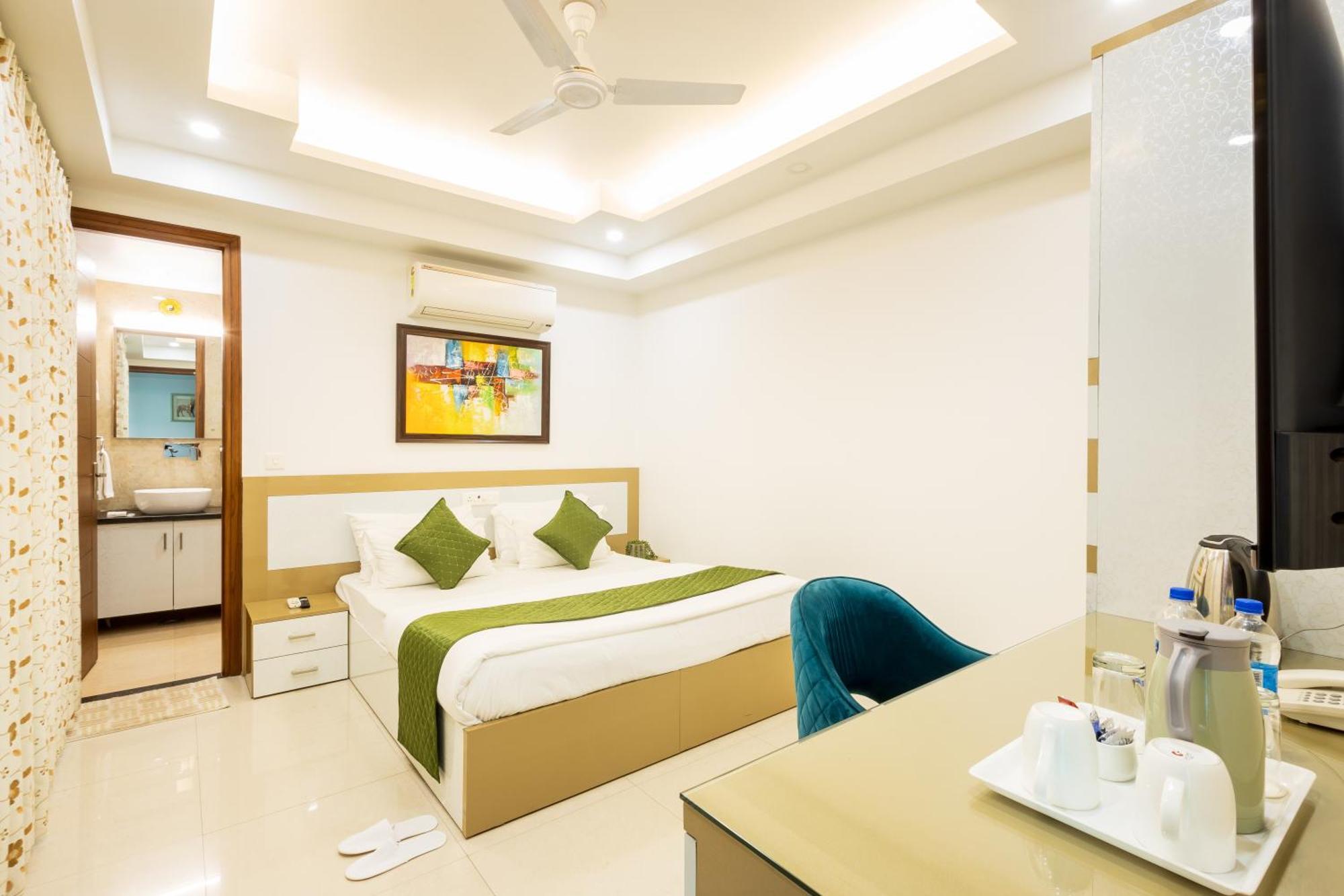 Hotel Krish - Near Medanta And Fortis Hospital Gurugram Ґурґаон Екстер'єр фото