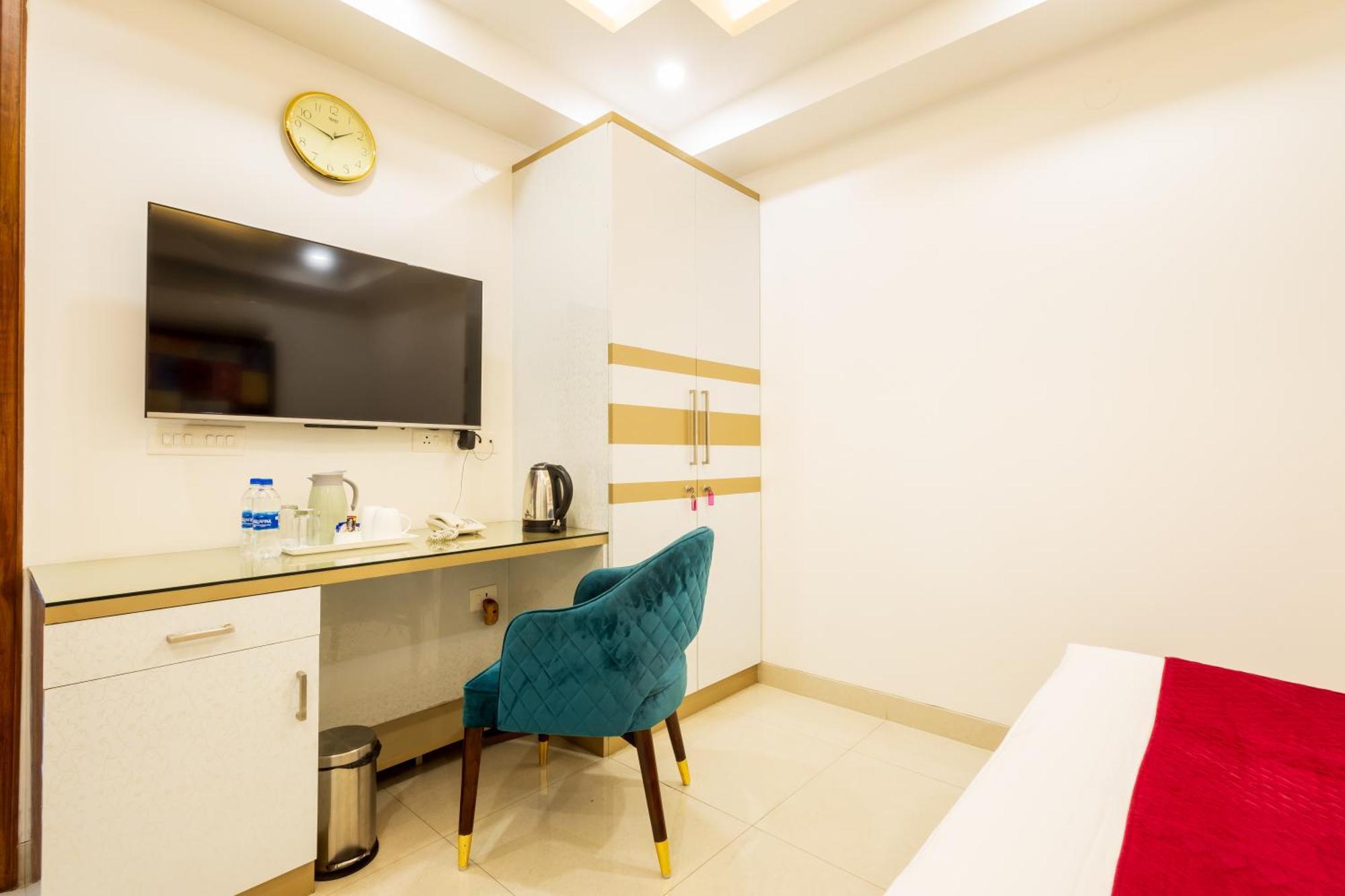 Hotel Krish - Near Medanta And Fortis Hospital Gurugram Ґурґаон Екстер'єр фото